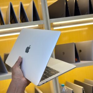 Apple MacBook Pro 2017 - Core i5 – 8GB Ram - 256GB SSD - 13 inch