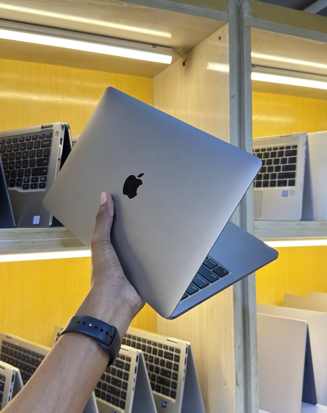 Apple MacBook Pro 2020 - Core i5 – 8GB Ram - 256GB - 13 Inch - Image 9