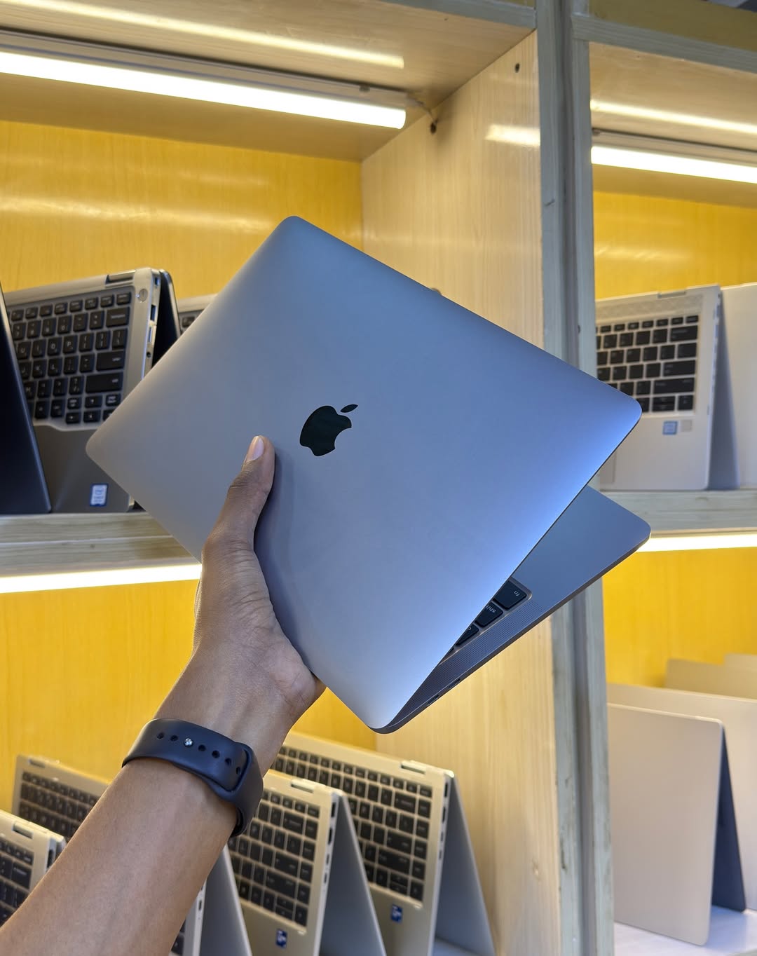Apple MacBook Pro 2020 - Core i5 – 8GB Ram - 256GB - 13 Inch - Image 2