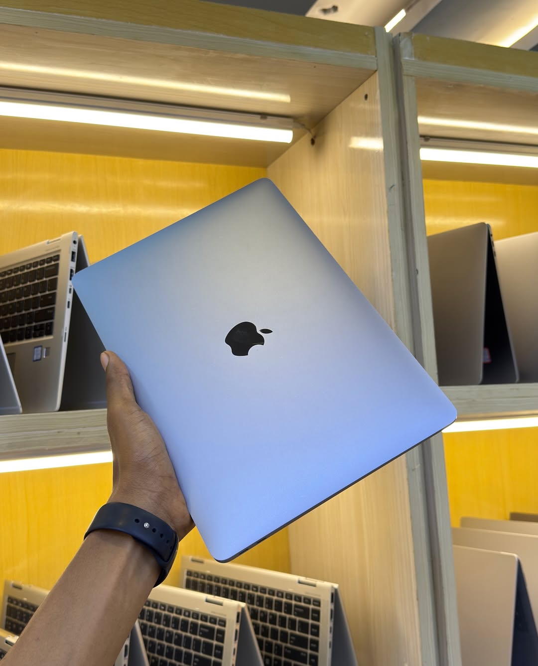 Apple MacBook Air 2020 - Core i5 - 8GB Ram - 512GB SSD - Retina - Image 2