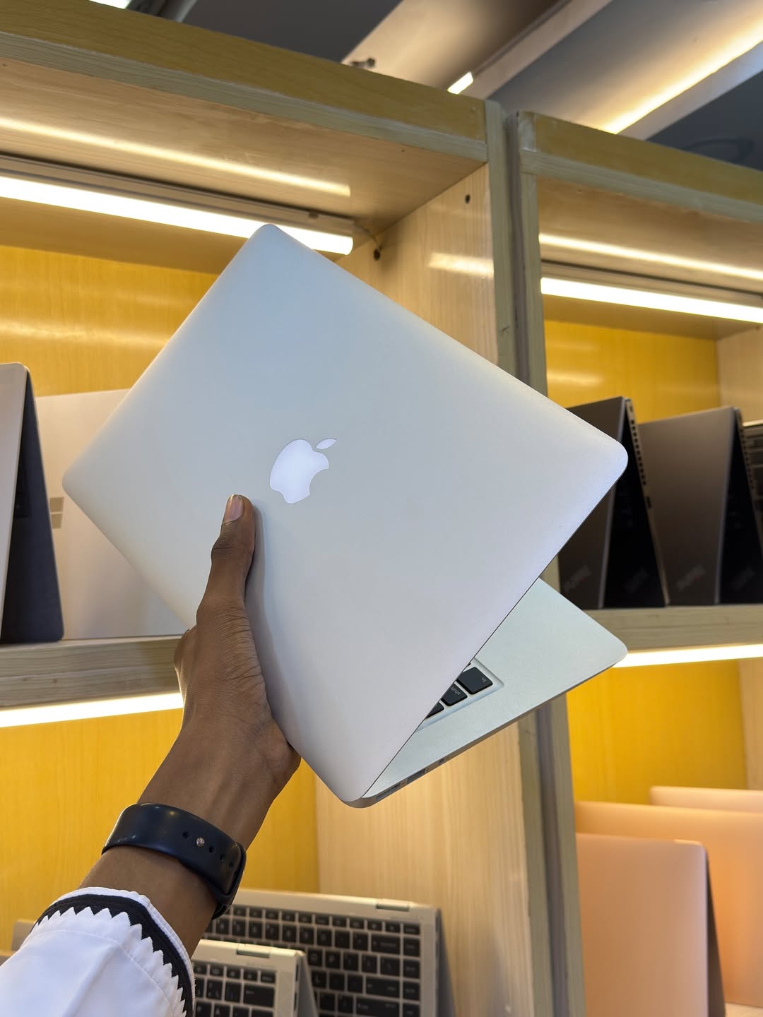 UK USED: Apple MacBook Air 2015 - Core i5 – 4GB Ram - 126GB SSD - 11inch