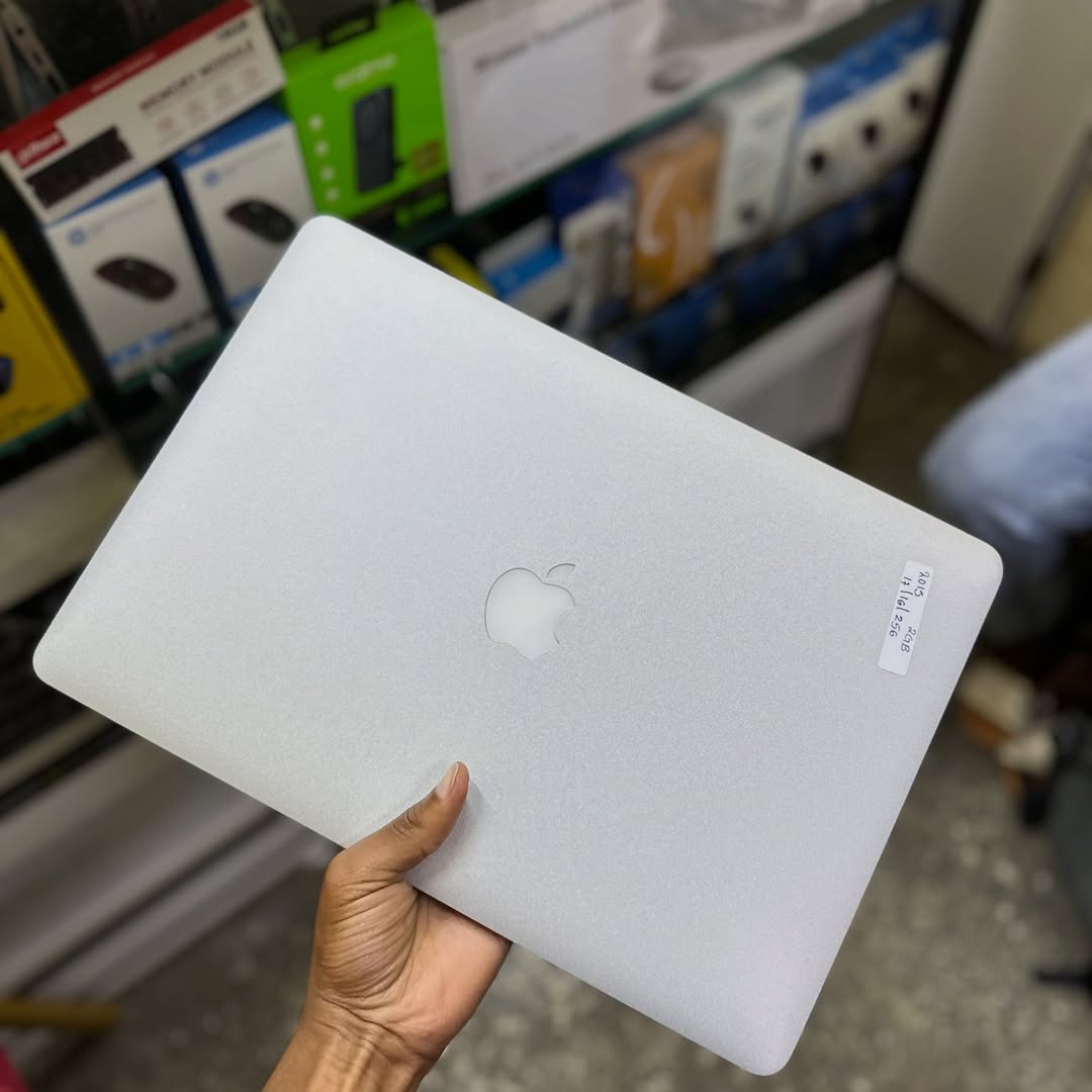 UK USED: Apple MacBook Pro 2015 - Core i7 – 16GB Ram - 512GB SSD - 15 inch - Image 2