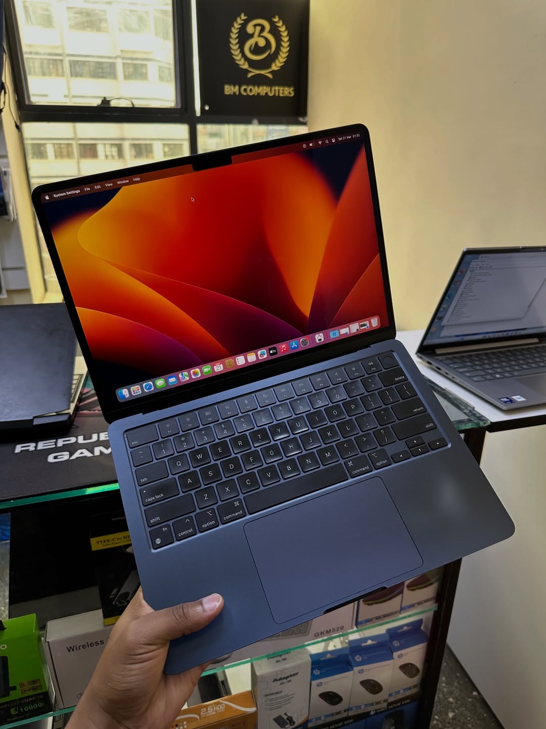 UK USED: Apple MacBook Air 2022 - M2 Chip – 8GB Ram - 256GB SSD - M2 Graphics - Image 2