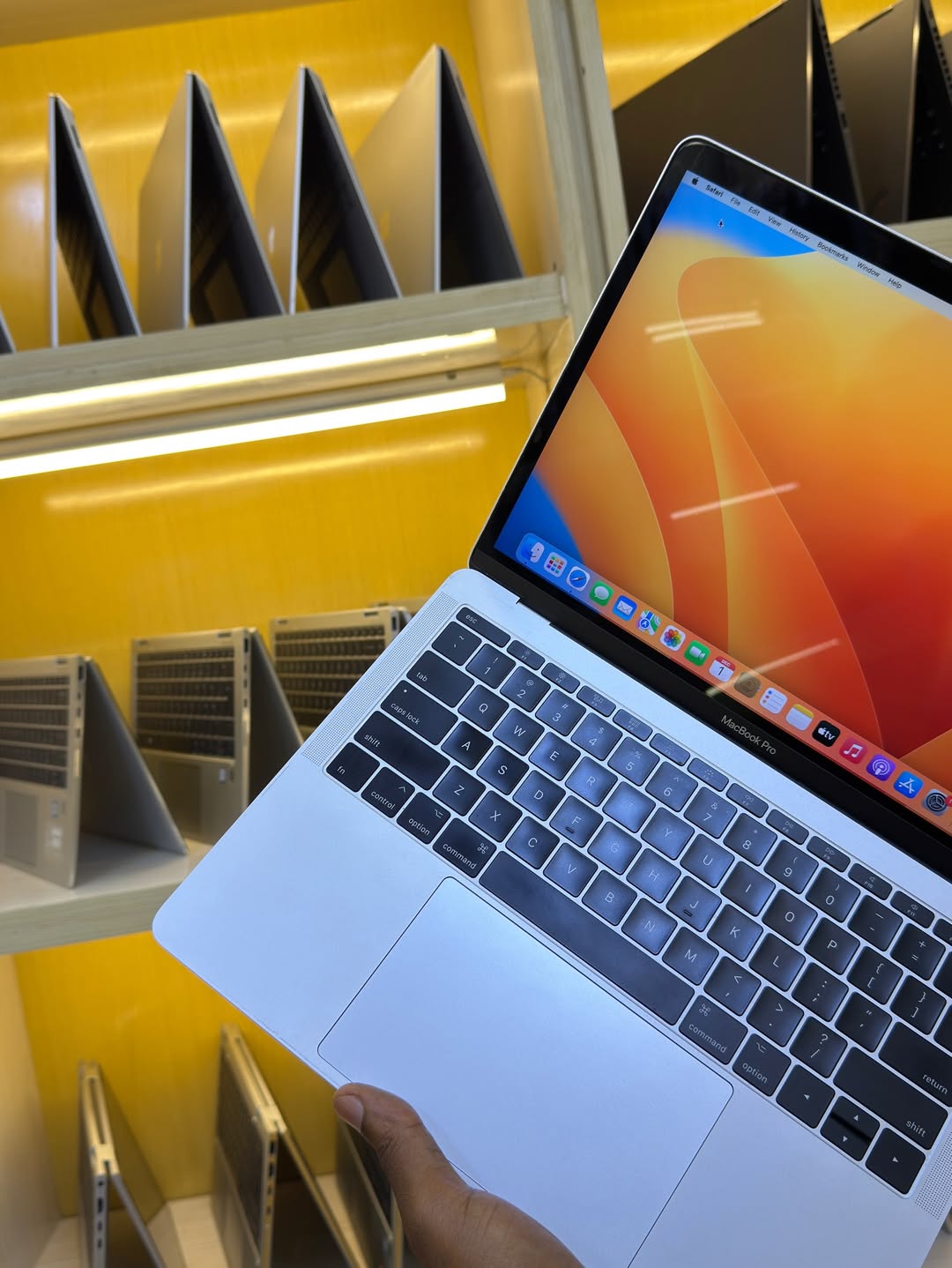 Apple MacBook Pro 2017 | Core i5 | 8GB RAM | 256GB SSD | 13-Inch | Non-Touch Bar | UK Fairly Used - Image 4