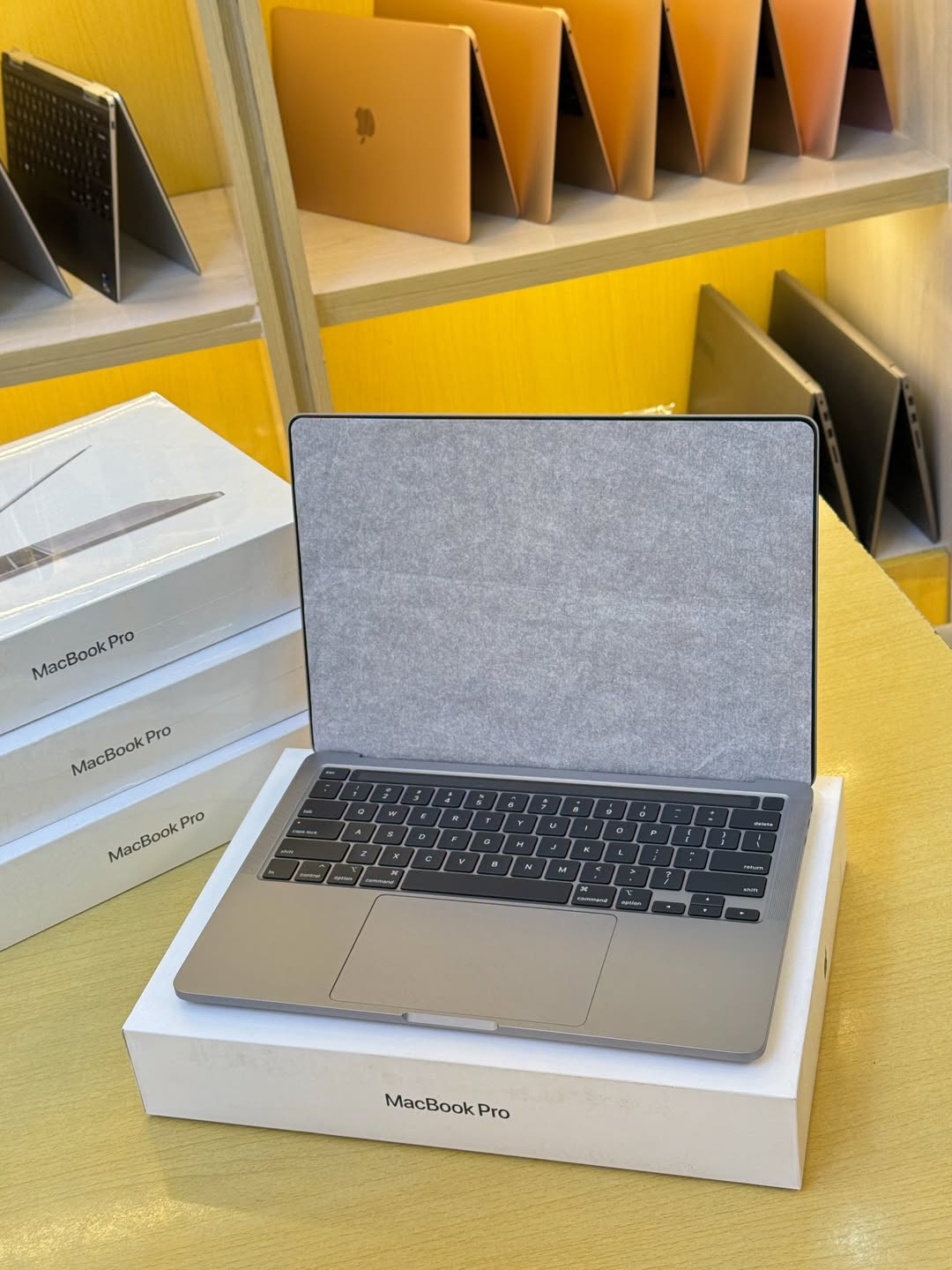 Apple MacBook Pro 2020 | Core i5 | 16GB RAM | 512GB SSD | 13-Inch | Retinal Display | UK Fairly Used - Image 6