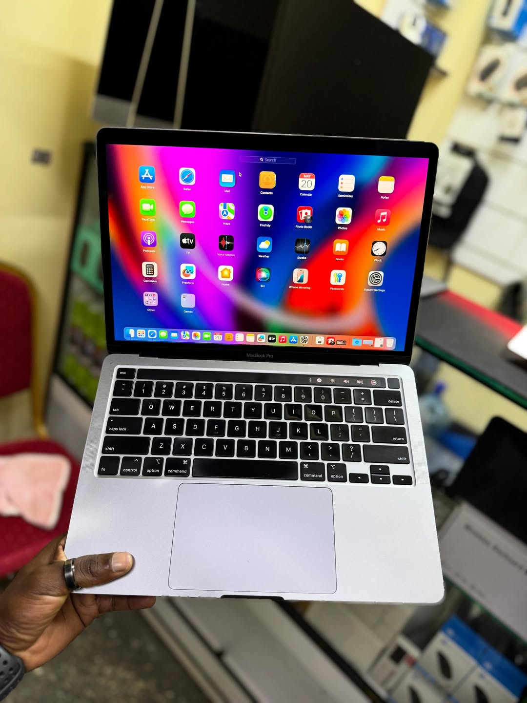 UK USED: Apple MacBook Pro 2020 - Core i7 – 32GB Ram - 512GB SSD - Touchbar - Image 2
