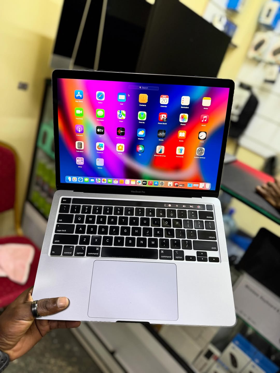 UK USED: Apple MacBook Pro 2020 - Core i7 – 32GB Ram - 512GB SSD - Touchbar - Image 4